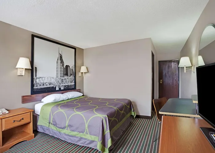 Super 8 by Wyndham Nashville/ Dntn/ Opryland Area
